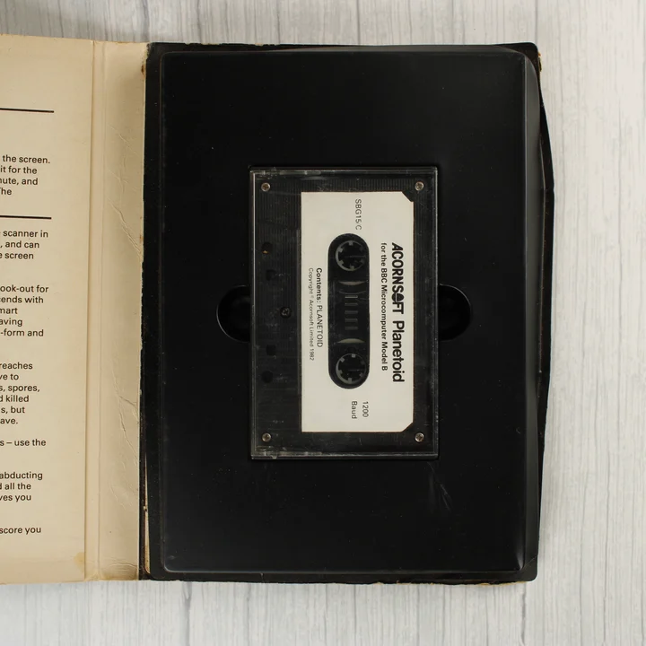 Planetoid kazetta és belső tok A Planetoid videójáték kazettája a nyitott tokban