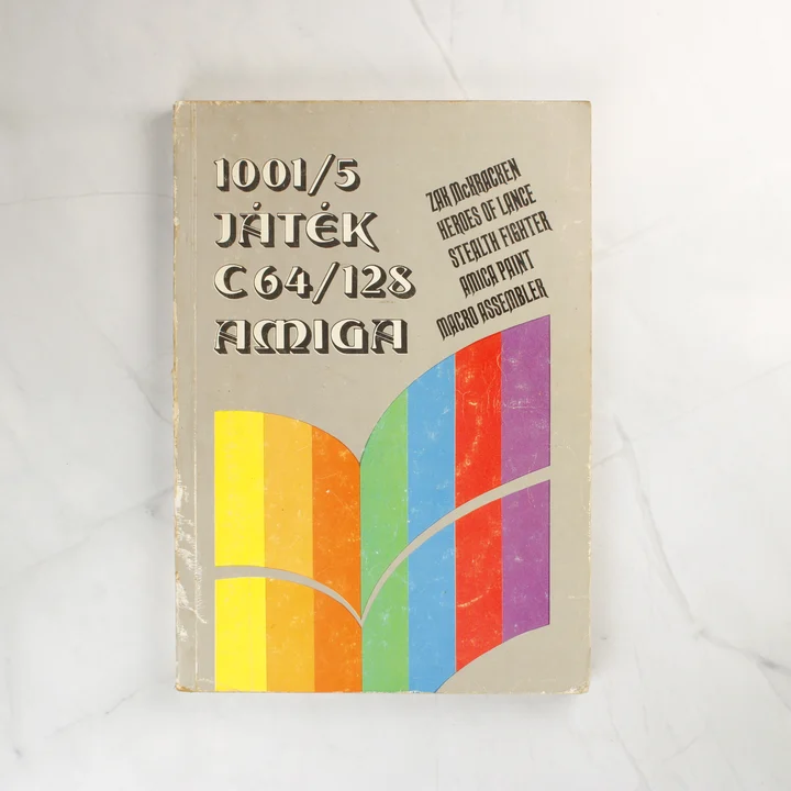 Az 1001/5 Játék C64/128 Amiga könyv szürke borítója színes sávokkal