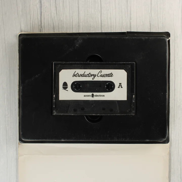 Acorn Electron Introductory Cassette a belső tartóban