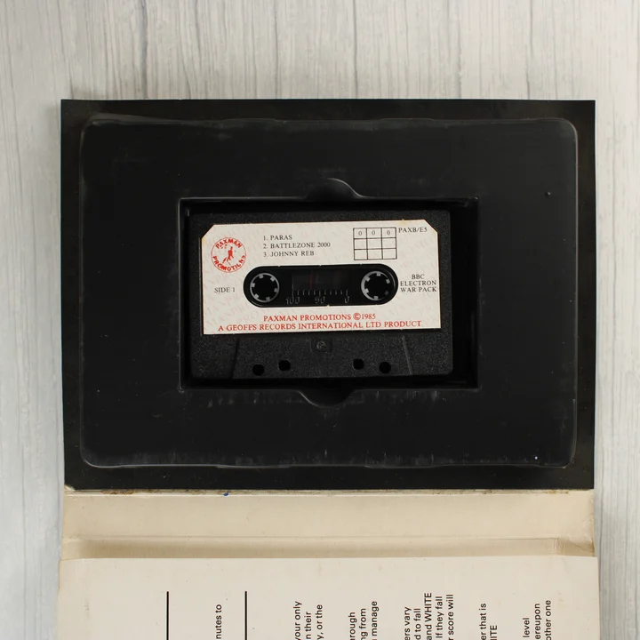 Acornsoft Monsters kazetta A Monsters videójáték nyitott doboza a kazettával