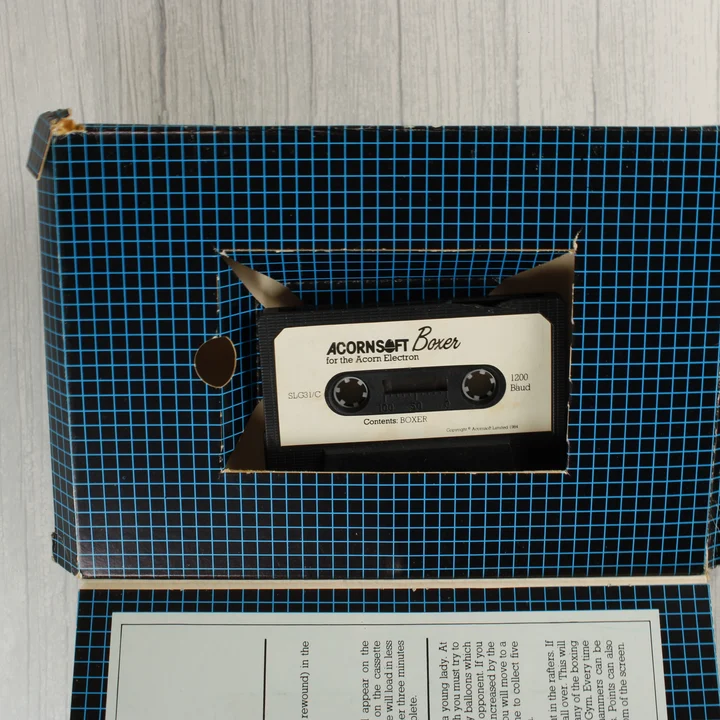 A Boxer játékot tartalmazó kazetta a dobozában