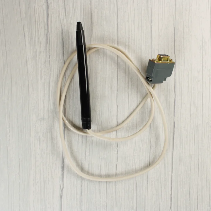 A fekete fényceruza és a hozzá tartozó kábel