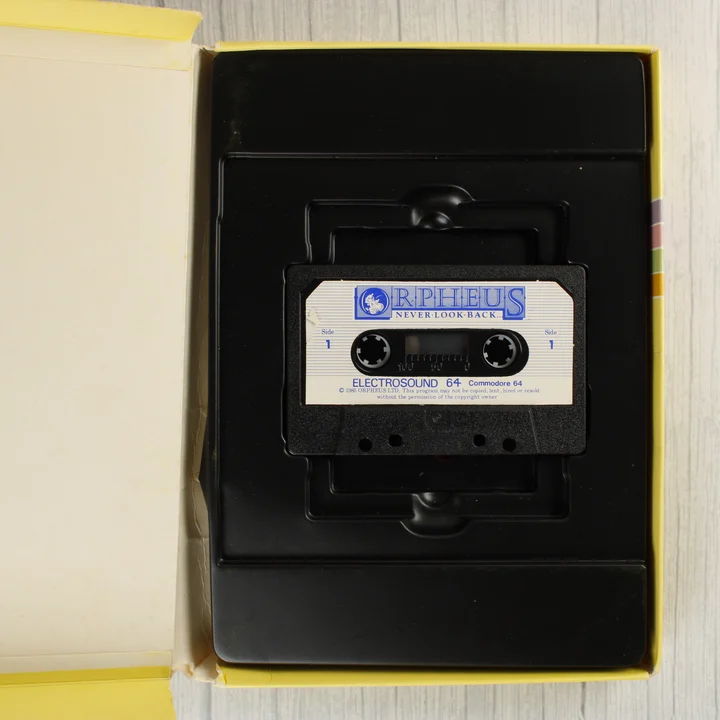 Electrosound 64 kazetta A nyitott doboz belseje a fekete kazettával