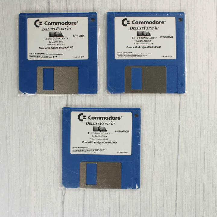 Három darab kék 3,5 colos floppy lemez a Deluxe Paint III szoftverrel