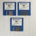 Három darab kék 3,5 colos floppy lemez a Deluxe Paint III szoftverrel