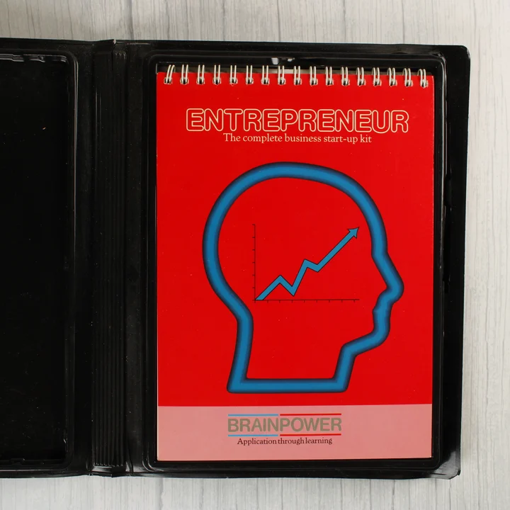 A nyitott tokban látható spirálkötésű tankönyv