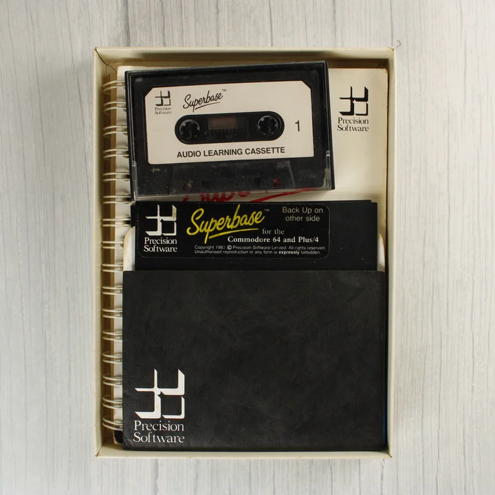 A Superbase csomag tartalma: floppy lemez, kazetta és kézikönyv