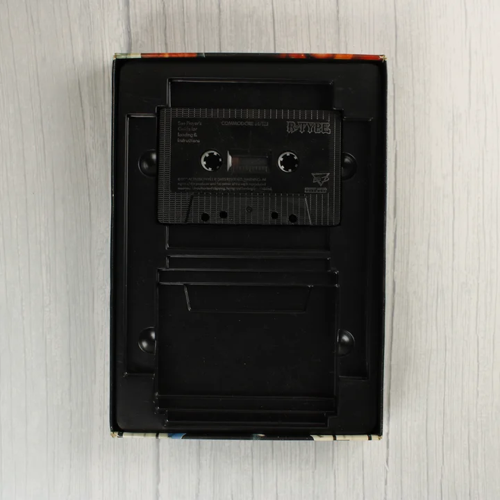 R-Type C64 kazetta Fekete Commodore 64 kazetta a doboz belső műanyag tálcájában
