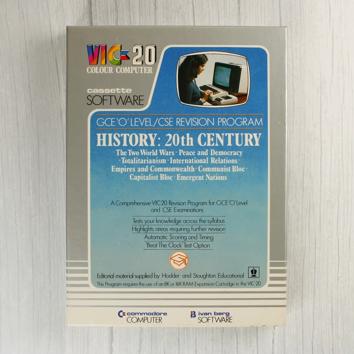 Commodore VIC-20 History szoftver doboz A Commodore VIC-20 History: 20th Century szoftver ezüstszínű doboza elölről.