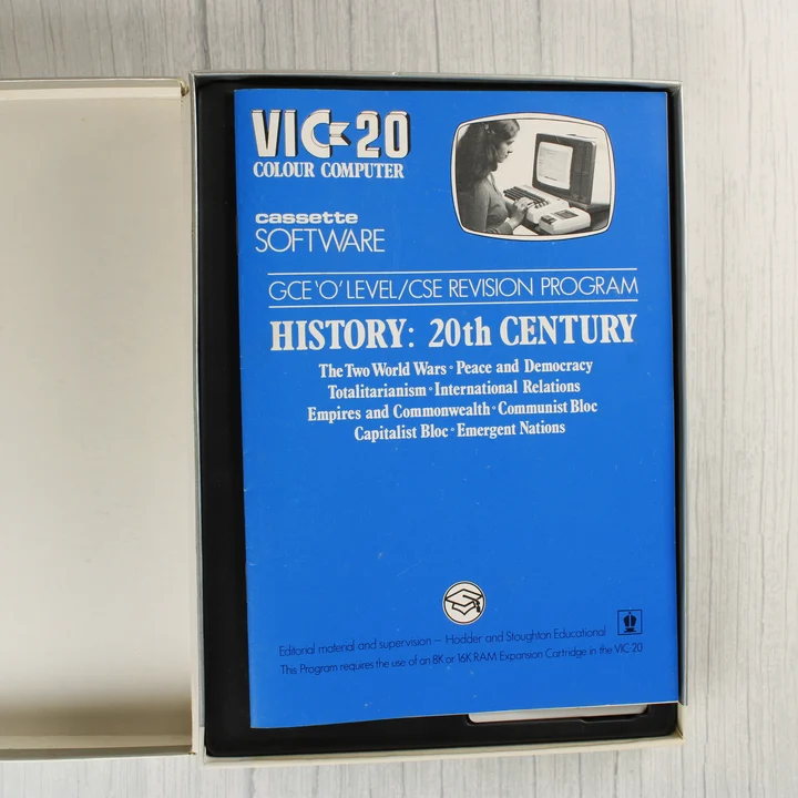 VIC-20 History használati útmutató A szoftverhez mellékelt kék színű használati útmutató füzet.