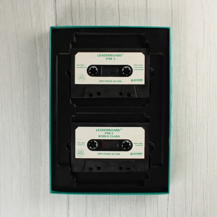 Leader Board Par 3 kazetták Két darab fekete kazetta a Leader Board Par 3 játékokkal
