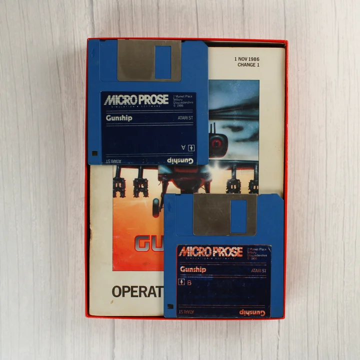 Két kék floppy lemez a Gunship videójátékhoz a kézikönyvön
