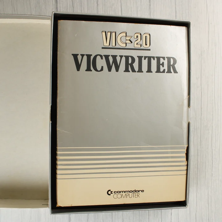 A VICWRITER szoftverhez tartozó nyomtatott használati útmutató a dobozban.