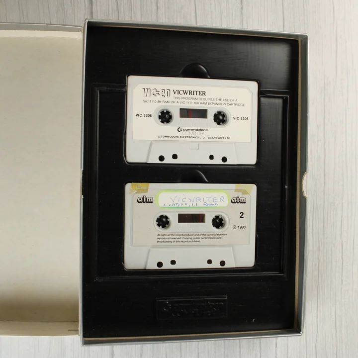 Két darab magnókazetta a VICWRITER szoftverrel egy fekete műanyag tartóban.