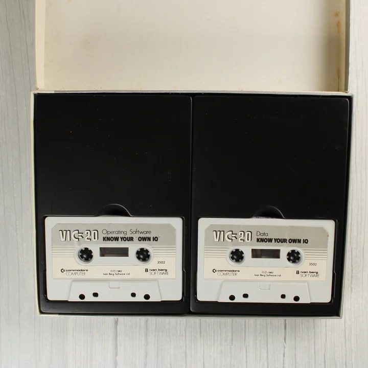 A nyitott doboz belseje a két szürke magnókazettával