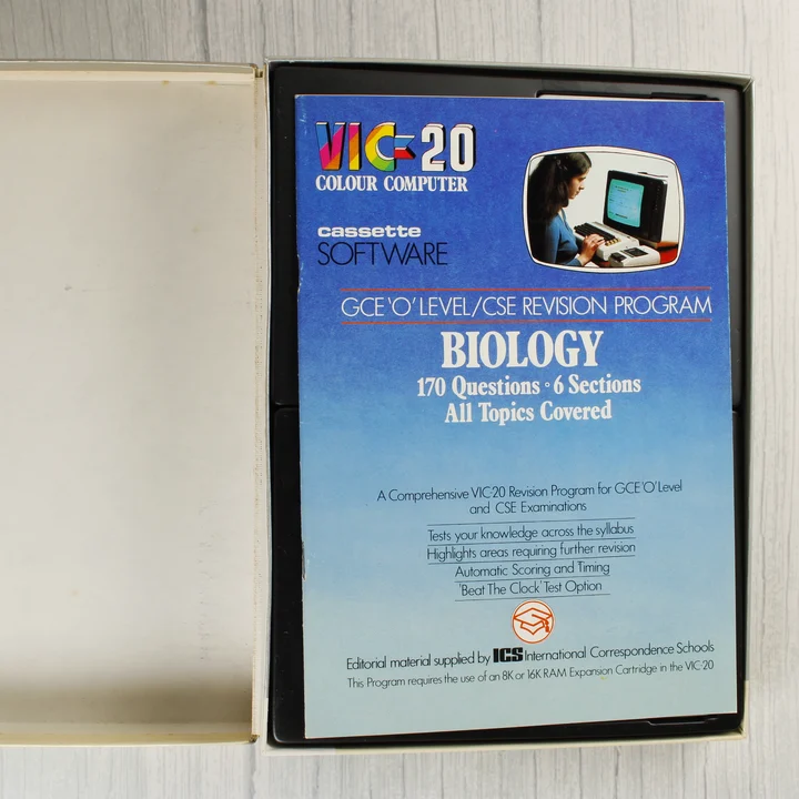 Nyitott doboz a Biology szoftver útmutatójával