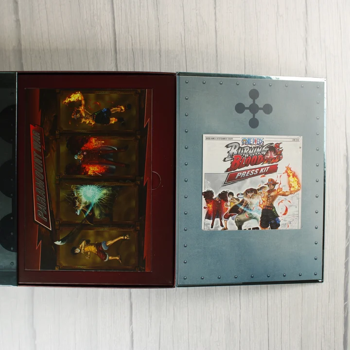 Nyitott díszdoboz belső A nyitott díszdoboz a sajtófüzettel