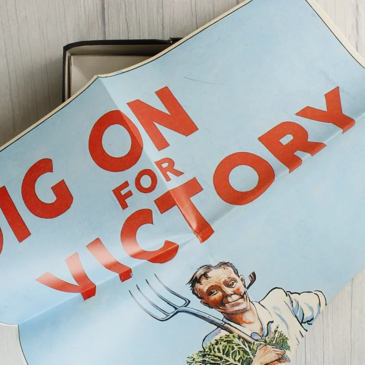 Színes Dig on for Victory feliratú háborús propaganda poszter.