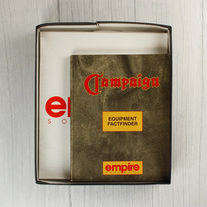 Az Equipment Factfinder füzet a játék dobozában.