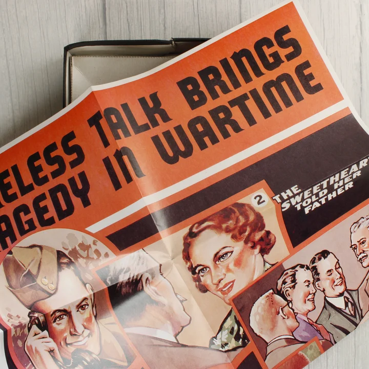 Narancssárga és fekete színű háborús tájékoztató poszter illusztrációkkal.