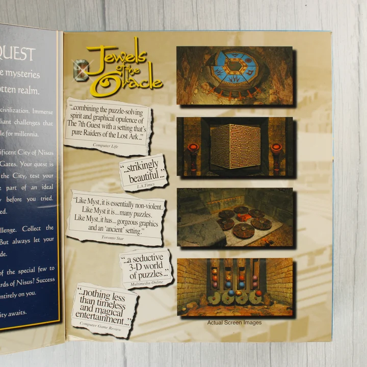 A Jewels of the Oracle dobozának kinyitható belső része képernyőképekkel