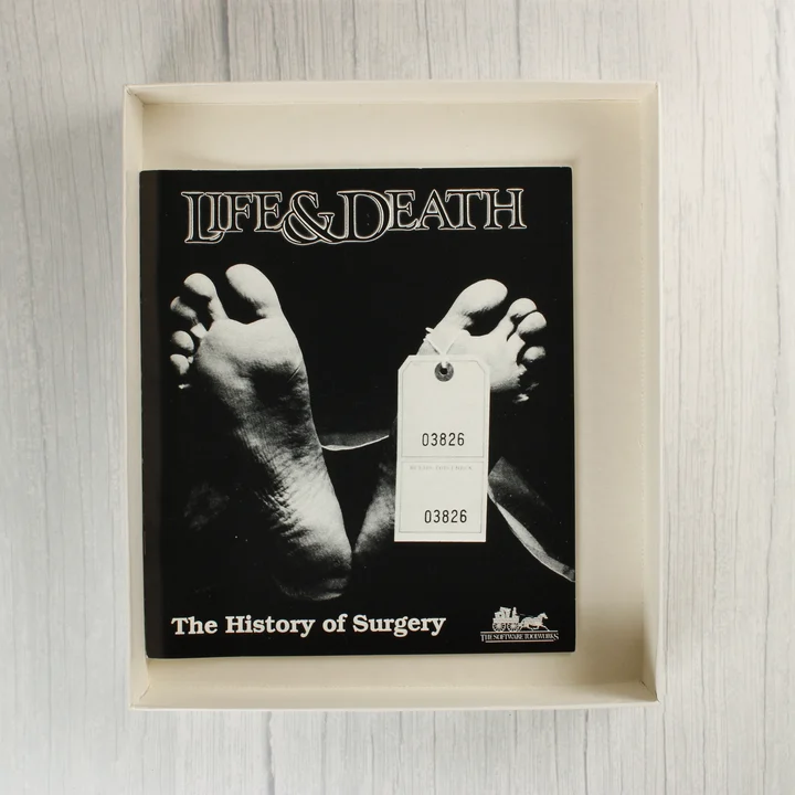 The History of Surgery füzet a játék mellé