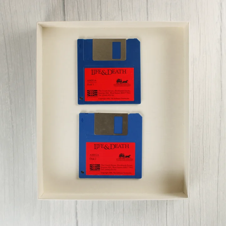 Két kék floppy lemez a Life & Death játékhoz