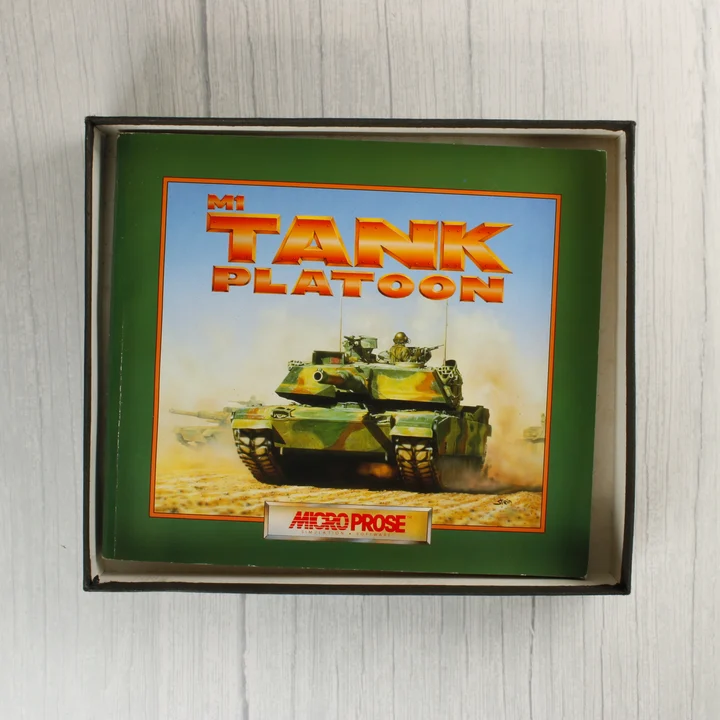 Az M1 Tank Platoon játék kézikönyve a nyitott dobozban