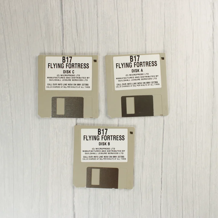 Három darab 3,5 colos floppy lemez a B-17 Flying Fortress játékhoz