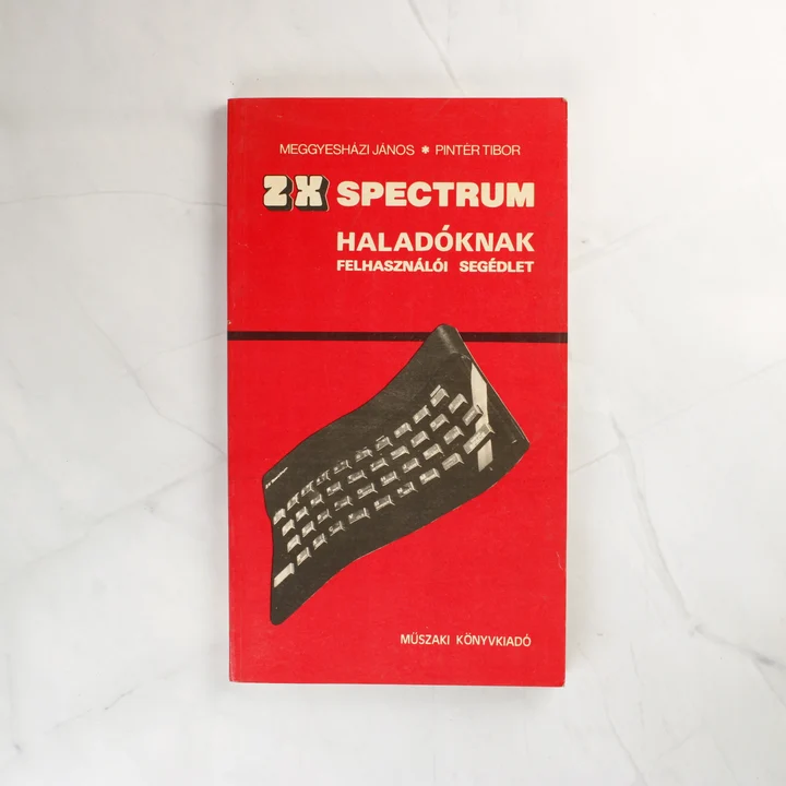 A ZX Spectrum haladóknak című könyv piros borítója