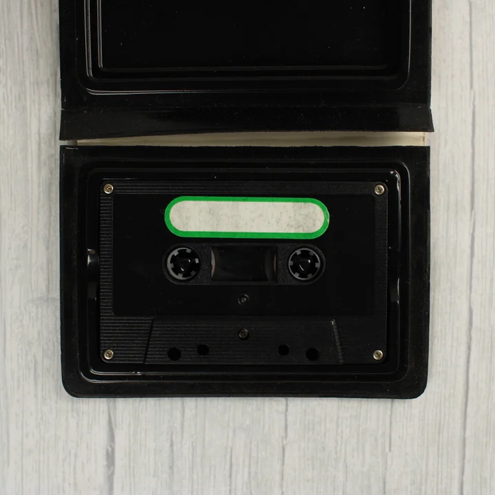 Fekete videójáték kazetta a nyitott műanyag tokban