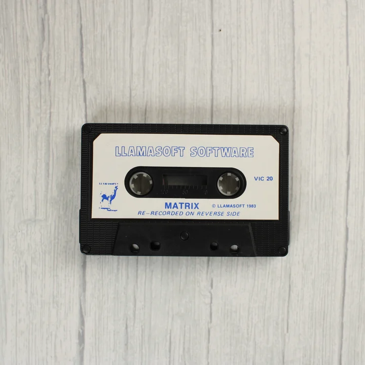 Matrix VIC-20 kazetta A Matrix videójáték fekete kazettája fehér címkével