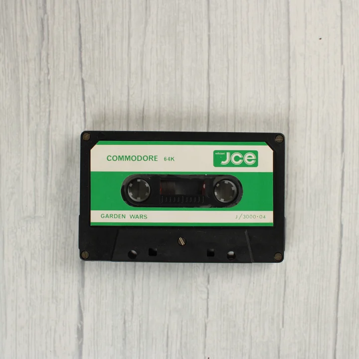 Garden Wars Commodore 64 szoftverkazetta zöld címkével