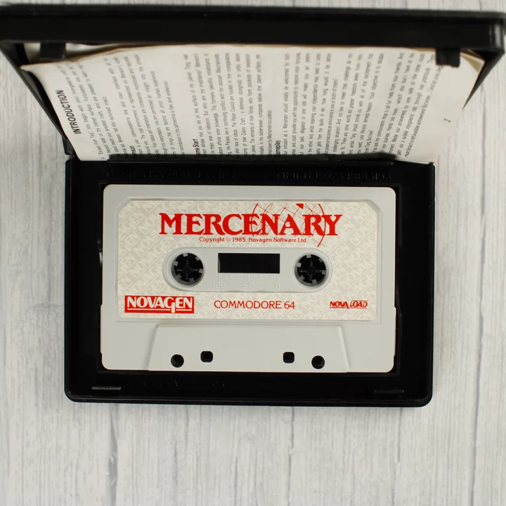 Mercenary C64 kazetta és útmutató Nyitott tok a Mercenary kazettával és az útmutatóval