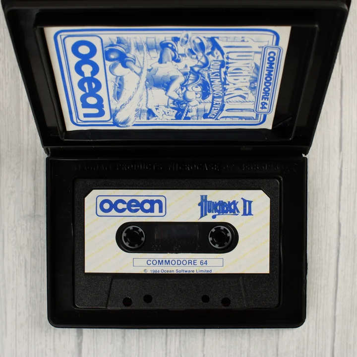 Nyitott tok a Hunchback II kazettával és a belső borítóval