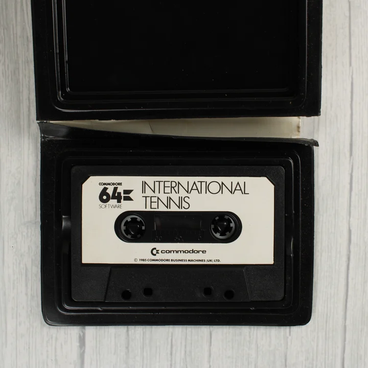International Tennis Commodore 64 magnókazetta a nyitott tokban