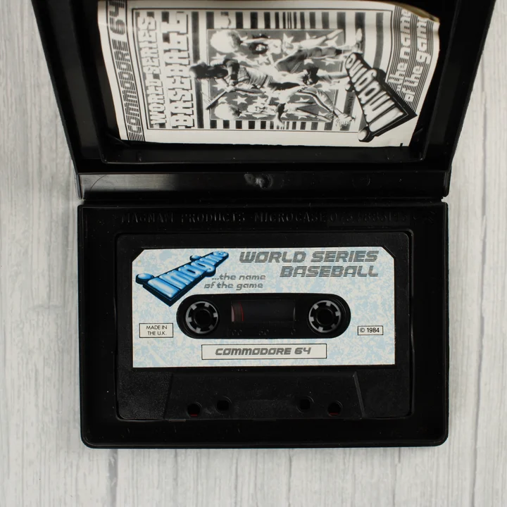 Nyitott tok a World Series Baseball kazettával és az útmutatóval