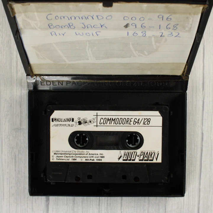 Nyitott tokban lévő Elite Hit-Pak videójáték kazetta