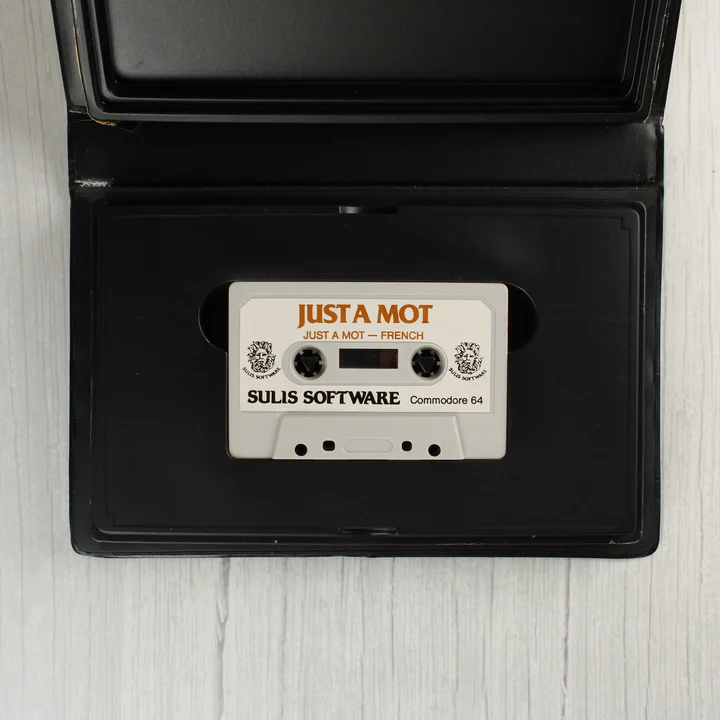 Just A Mot French szoftver kazetta a nyitott tokban