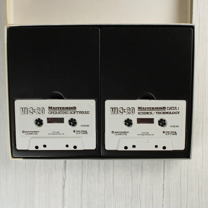 Két Commodore VIC-20 szoftverkazetta a dobozban
