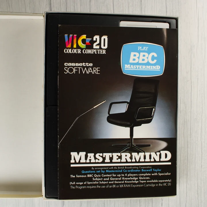 Nyitott Mastermind doboz használati útmutatóval