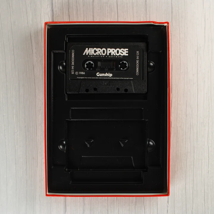 Fekete MicroProse kazetta a doboz belső tálcájában