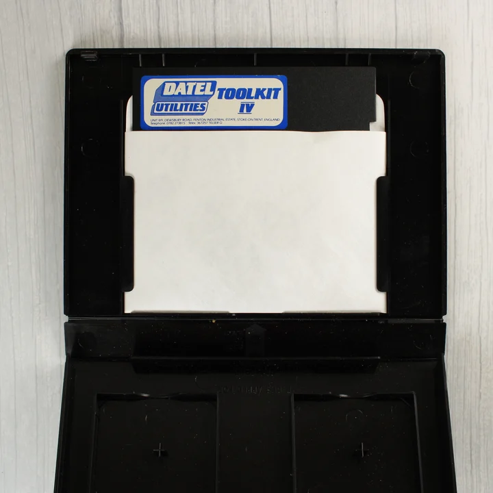 Nyitott tok a Datel Toolkit IV floppy lemezzel