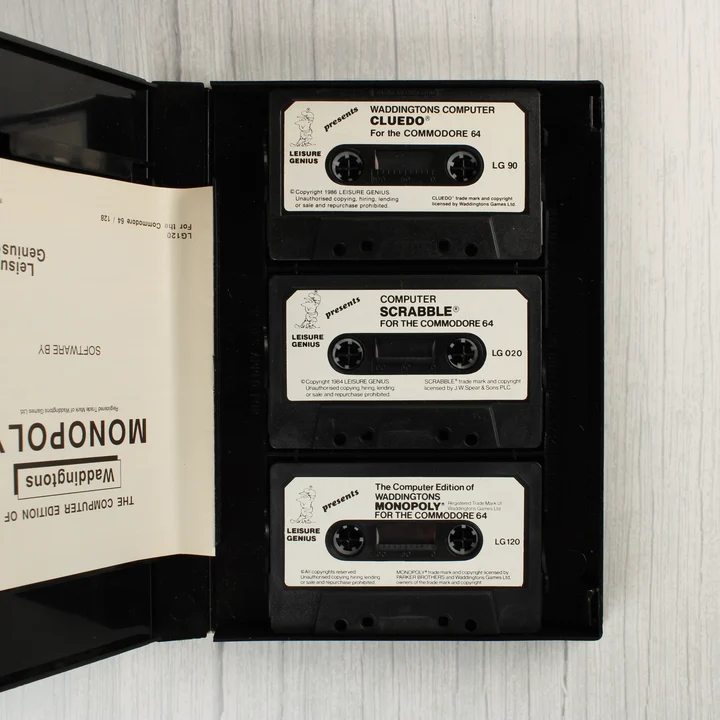 Három darab Commodore 64 kazetta a nyitott műanyag tokban