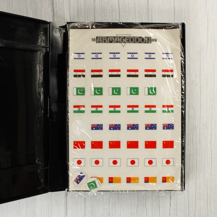 A játékhoz mellékelt színes zászlómatricák