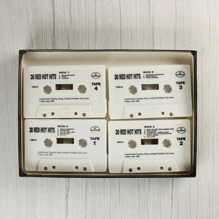 Négy darab fehér Commodore 64 kazetta a dobozban