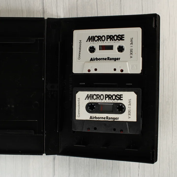 Két magnókazetta a fekete műanyag tokban