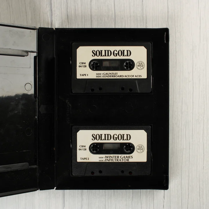 Két darab Solid Gold szoftverkazetta a nyitott tokban