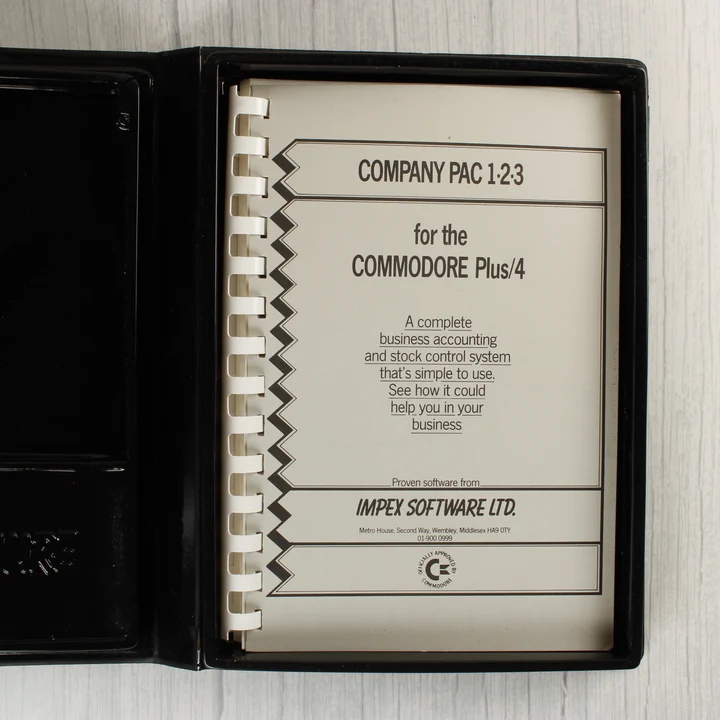 Nyitott szoftvertok a spirálkötésű kézikönyvvel