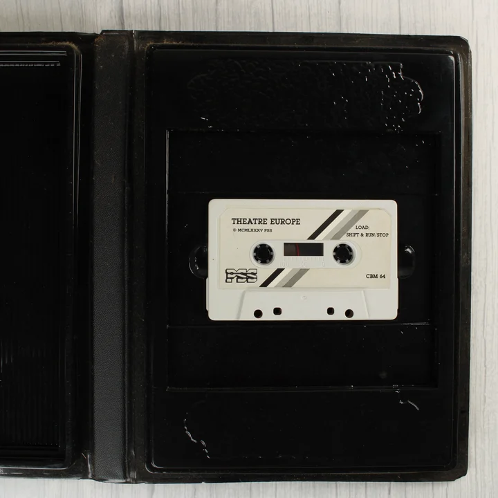Theatre Europe C64 kazetta A Theatre Europe videójáték fehér kazettája a nyitott fekete tokban